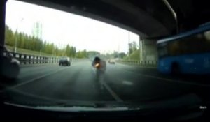 Après un road rage il veut aller se battre et se prend un tir de pistolet de détresse