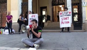 Le collectif Youth for Climate Marseille  sensibilise devant H&M à l'industrie textile polluante