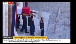 Hommage à Jacques Chirac: Regardez le début des honneurs militaires qui ont été rendus à l'ancien chef de l'État, en présence d'Emmanuel Macron