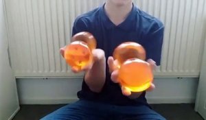 Superbes jongles avec des grosses boules !