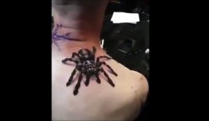 Un tatouage d'araignée beaucoup trop réaliste