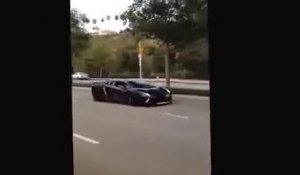 Ce conducteur de Lamborghini n'aurait pas dû ennuyer les habitants de ce quartier avec son bruit de moteur...