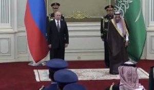 Quand l'orchestre saoudien fait une interprétation catastrophique de l'hymne russe sous les yeux de Poutine