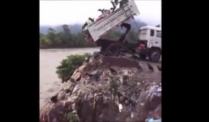 Honteux, ce camion déverse des tonnes de déchets dans une rivière !