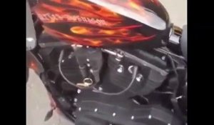 Cette peinture sur son pot de moto réagit quand le moteur chauffe