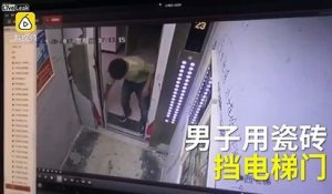 Un ouvrier bloque une porte d'ascenseur avec une carreau de ciment et casse tout