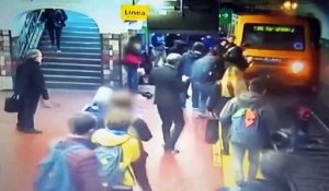 Un homme s’évanouit et fait tomber une femme sur les rails du métro