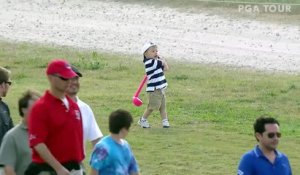Le swing d'un enfant analysé par des commentateurs de golf