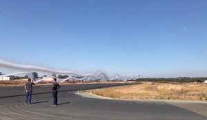 Un avion fait des vagues de fumée dans les airs... magnifique