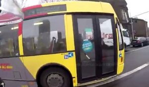 Un conducteur de bus qui déteste les motards