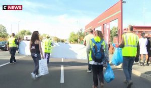 Un an après, des gilets jaunes continuent leurs actions