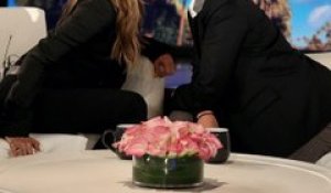 Jennifer Aniston embrasse Ellen Degeneres sur le plateau de son emission