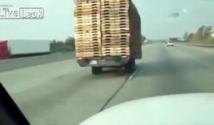 Un automobiliste croise une remorque qui roule toute seule sur l'autoroute !