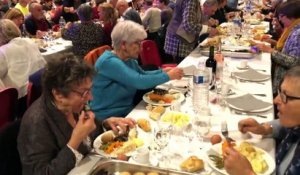 Près de 1600 personnes pour l'aïoli géant à la Halle de Martigues