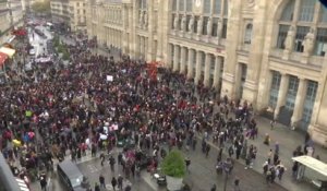 Marche contre l'islamophobie: les images des premiers rassemblements devant la gare du Nord à Paris