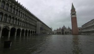 La Place Saint-Marc, à Venise, sous les eaux en raison d'une "acqua alta"