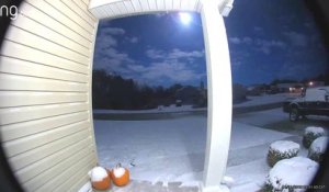 La caméra sous le porche de cette maison filme une incroyable chute de météorite dans le Missouri