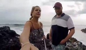 Ils tentent un petit selfie en bord de mer... Humide