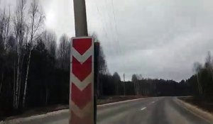 En russie on trouve des poteaux électriques au beau milieu de la route