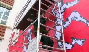 Ventes d'armes: un street artiste yéménite dévoile une fresque à Paris contre "l'hypocrisie internationale"