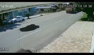 Une voiture tombe dans grand trou au milieu de la route !