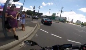 Un motard va regretter d'avoir regardé les filles au feu