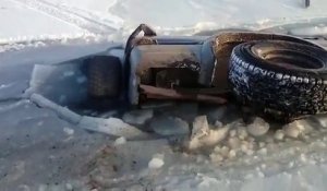 Ce russe peut dire adieu à sa voiture après avoir tenté de traverser un lac gelé