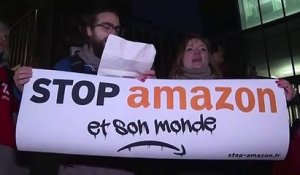 "Black Friday" et surconsommation dénoncés devant le siège d'Amazon, à Clichy
