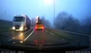 Ce chauffeur de camion a oublié qu'il transportait une pelleteuse en passant sous le pont