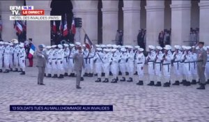 Le Gouverneur militaire de Paris salue les troupes dans la cour des Invalides