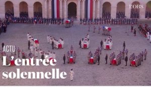 Au son des tambours, l'entrée solennelle des cercueils des 13 soldats tués au Mali dans la cour des Invalides