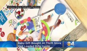 Lors d’une fête pour la future venue de leur bébé, les parents ont été surpris en trouvant une arme semi-automatique dans un des cadeaux.