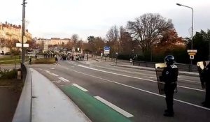 Valence : les manifestants à l'entrée du pont Mistral