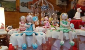 Au marché de Noël de Thann, Marilyn Sénéchal propose des figurines faites main en porcelaine froide.