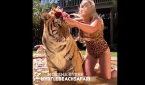 Tigres, singes... elle s'amuse avec toutes sortes d'animaux sauvages