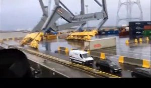 Poussé par le vent ce navire détruit une grue à conotaineurs sur le port