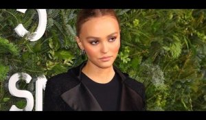 Lily Rose Depp très chic en total look noir signé Chanel pour la soirée du parfum No 5