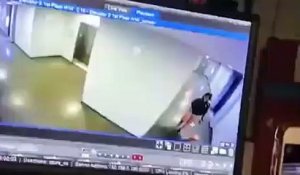 Un homme sauve un chien devant un ascenseur