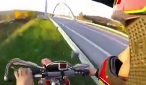 Ce que va faire ce motard est très risqué