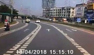 Un conducteur évite de justesse un bloc de béton tombé sur la route
