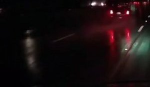 Une voiture fait la toupie sur une route mouillée