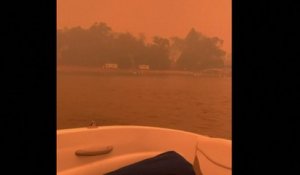 Australie: des habitants se réfugient sur un bateau pour échapper aux incendies