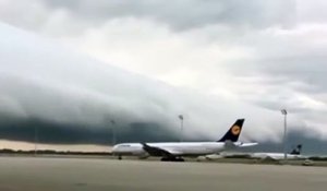 Un nuage impressionnant au dessus de l'aéroport de Munich... roll cloud