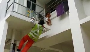 Cet ouvrier sauve un bébé suspendu au balcon !