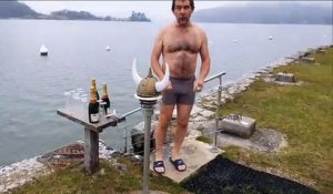 Dans le lac d'Annecy, le bain du nouvel An est une tradition pour les Vikings