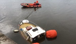 Saint-Gilles-Croix-de-Vie. Les pompiers remorquent un bateau en train de couler