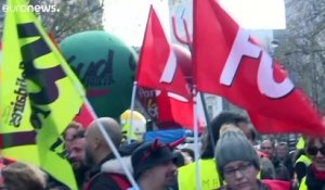 Après un mois de grève, les opposants à la réforme des retraites manifestent à nouveau à Paris