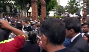 L'appel de Juan Guaido aux Vénézuéliens : l'opposant a réussi à forcer le passage au parlement