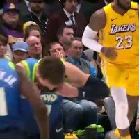 Luka Doncic déchire son maillot