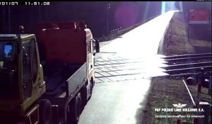 Un camion freine trop tard à un passage à niveau (Pologne)